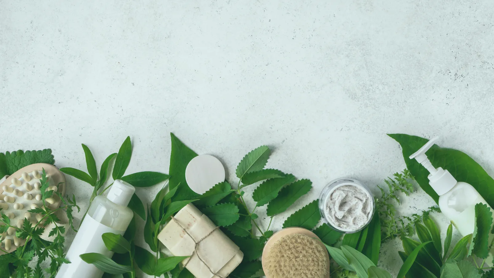 Cosmetici naturali e foglie verdi